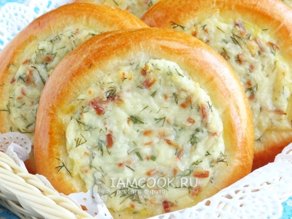 Готовые ватрушки с копченым сыром и укропом