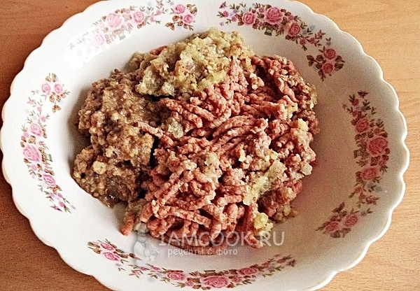 Перекрутить мясо с луком и грибами