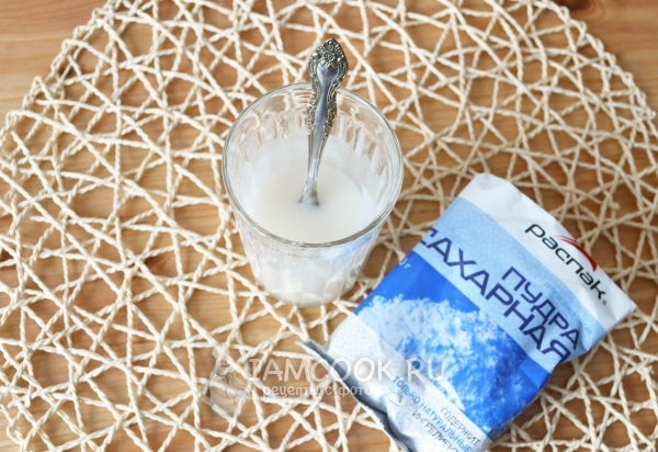 Смешать сахарную пудру с водой