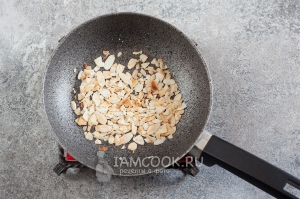 Обжарить орехи