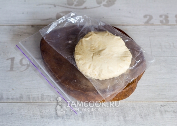 Положить тесто в пакет