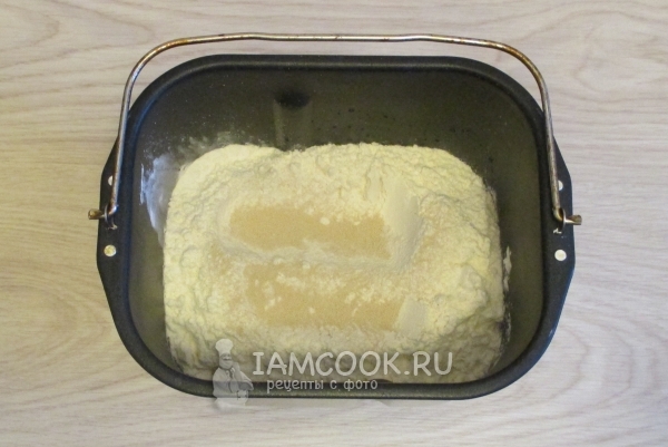 Всыпать муку и дрожжи