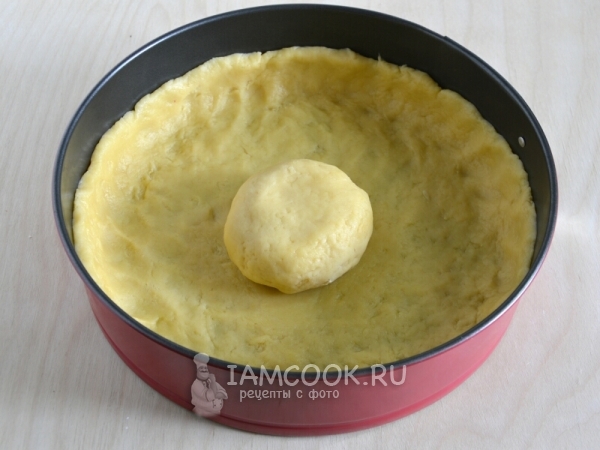 Выложить тесто в форму