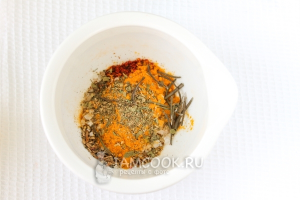 Положить хмели-сунели и розмарин