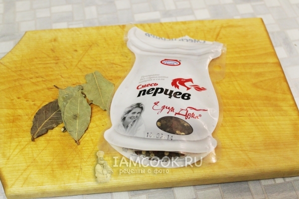 Подготовить перец и лавровый лист