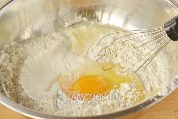 Вбить яйцо в муку