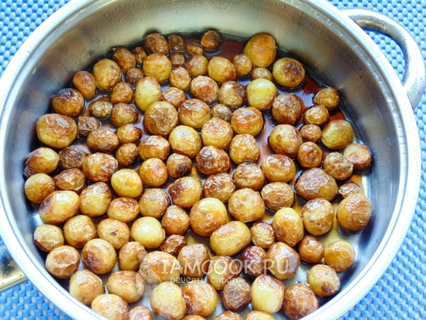 Влить к картофелю соус