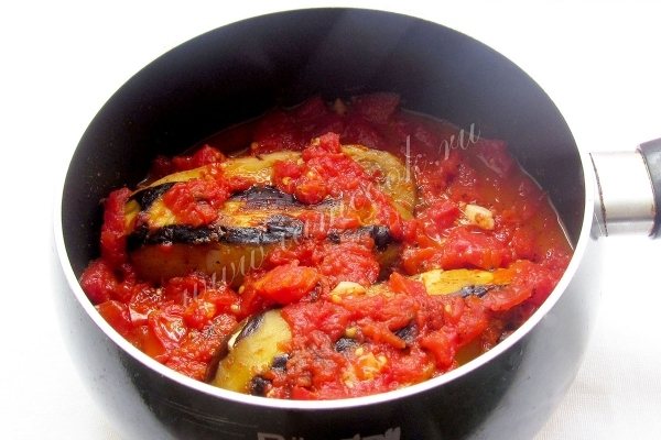 Готовим пикантные баклажаны в томатном соусе