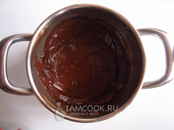 Смешать молоко, какао, муку и сахар