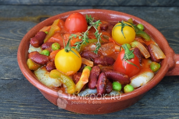 Положить на рыбу слой овощей