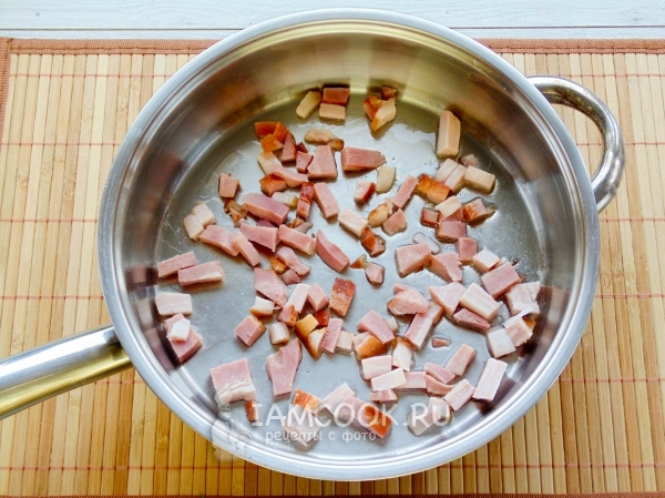Обжарить грудинку