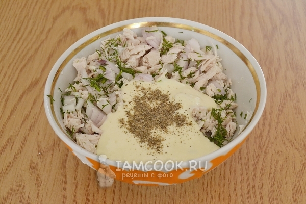 Соединить мясо, лук, зелень, майонез и соль с перцем