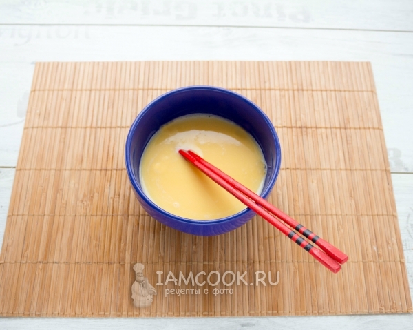 Размешать яйца с водой