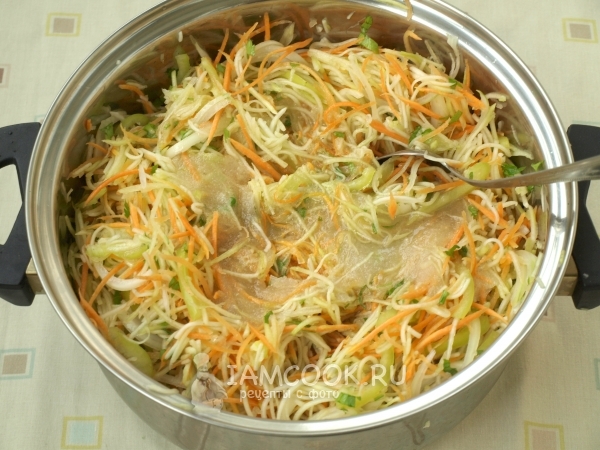 Добавить сахар, соль, масло и уксус