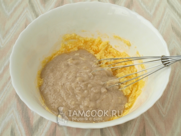 Добавить банановое пюре