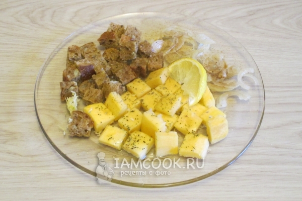 Посыпать травами и солью