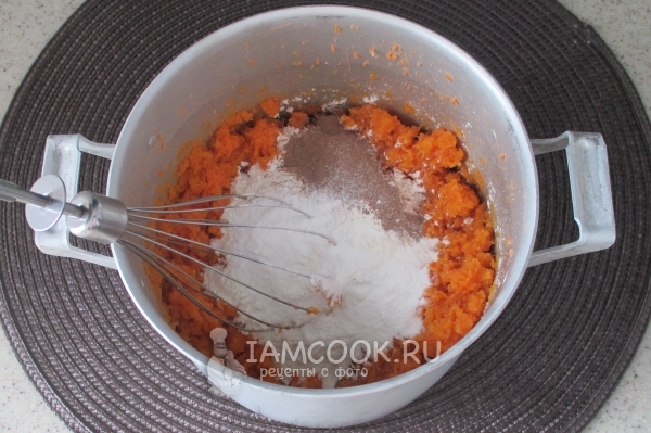 Всыпать муку и корицу