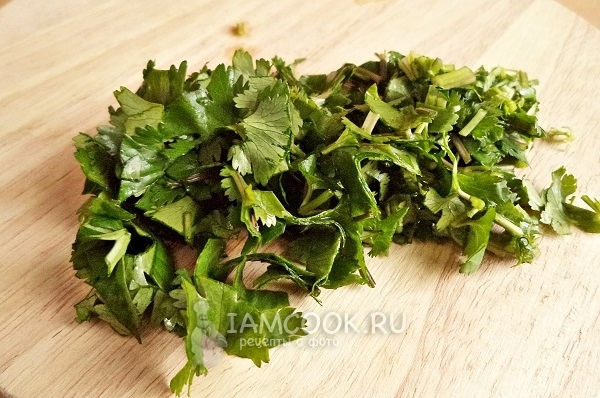 Нарезать кинзу