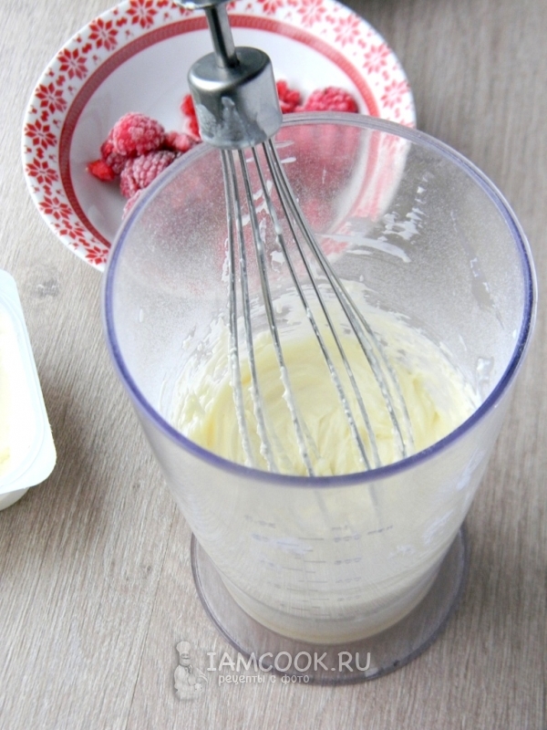Взбить масло с сахаром и сыром