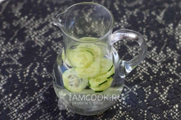 Положить огурцы в воду