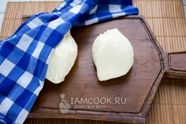 Разделить тесто на 2 части