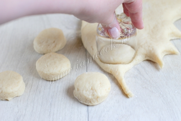 Раскатать тесто и вырезать заготовки