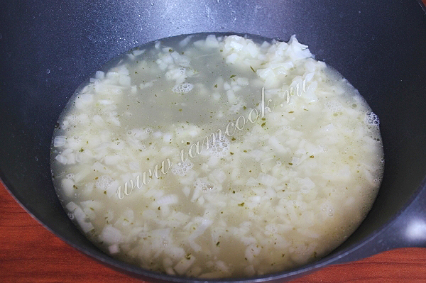 Лук с куриным бульоном