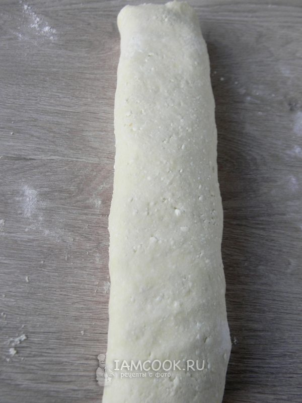 Свернуть тесто с начинкой в рулет