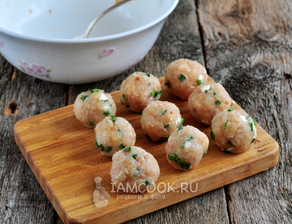 Сформировать из фарша фрикадельки