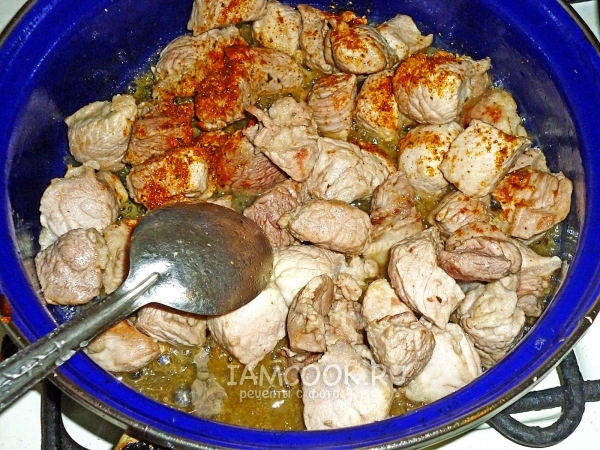 Обжарить мясо со специями