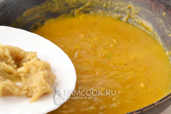 Положить тёртое яблоко