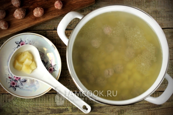 Бульон с картофелем и фрикадельками
