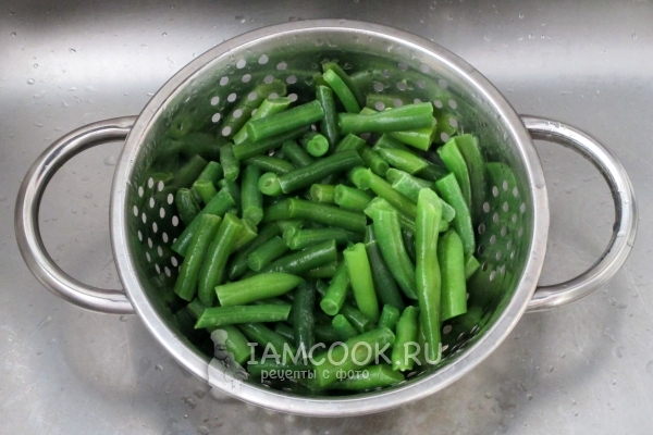 Отварить слегка фасоль
