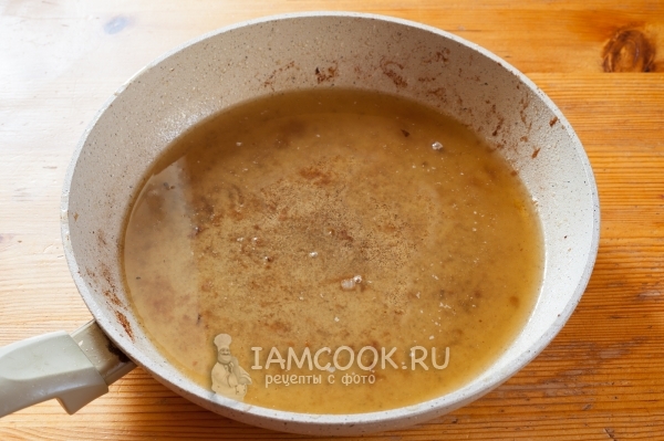 Влить в сковороду вино