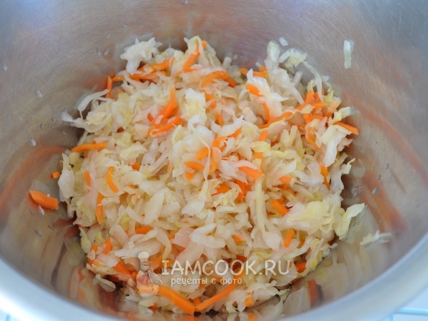 Положить капусту в миску