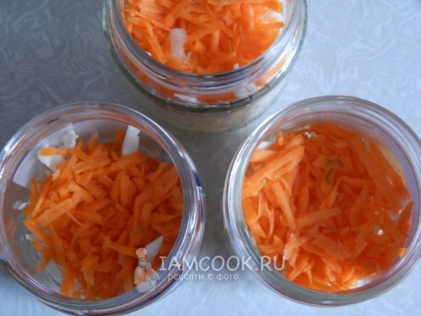 Выложить капусту и морковь