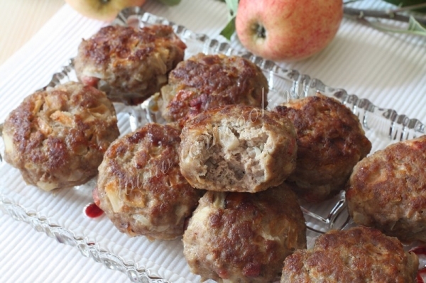 Рецепт котлет с яблоком и салом