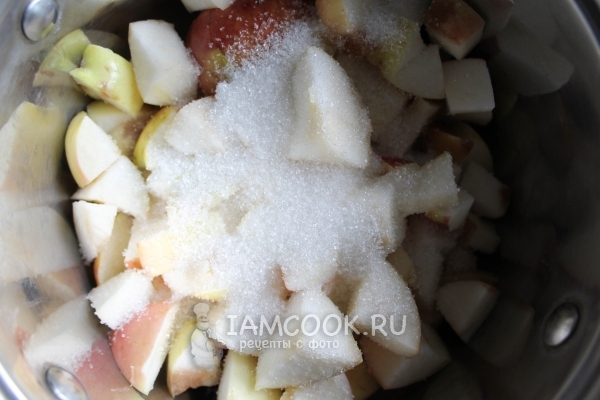 Смешать яблоки с сахаром