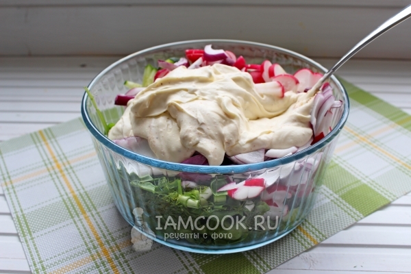 Заправить овощи сметаной