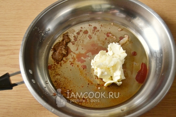 Положить в сковороду масло с чесноком