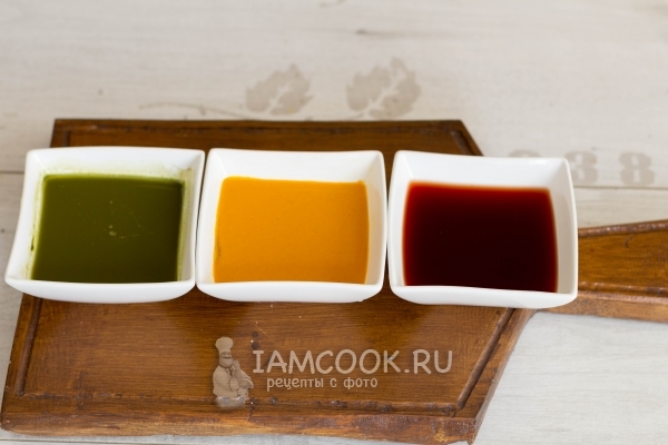 Добавить в воду красители