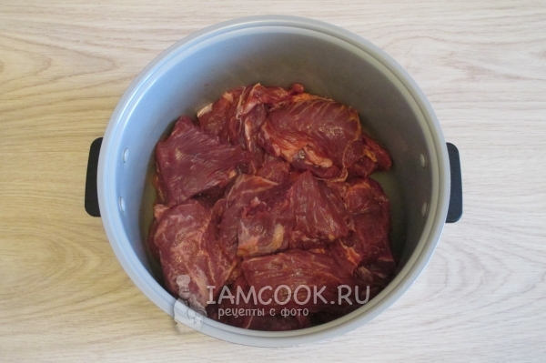 Положить мясо в мультиварку