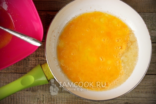 Влить яичную смесь на сковороду