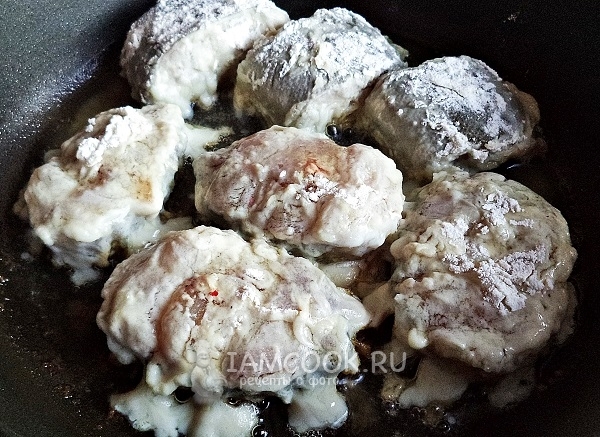 Обжарить рыбу в кляре