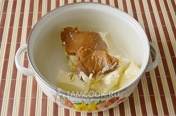 Соединить сгущенку с маслом