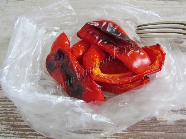 Очистка запеченных перцев