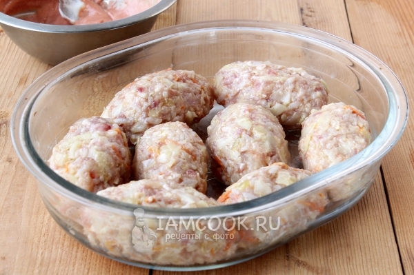 Положить голубцы в форму