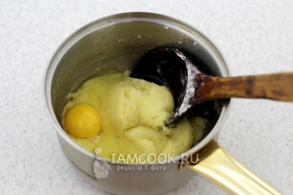 Добавить яйца и перемешать