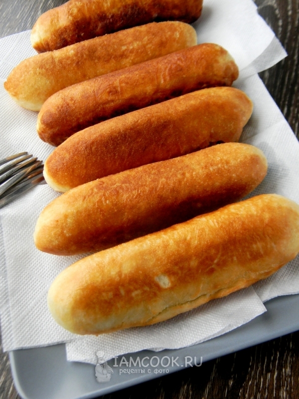 Готовые сосиски в тесте на сковороде