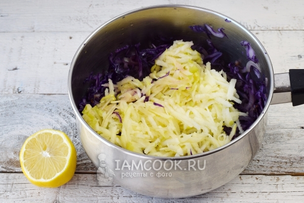 Добавить тертые яблоки